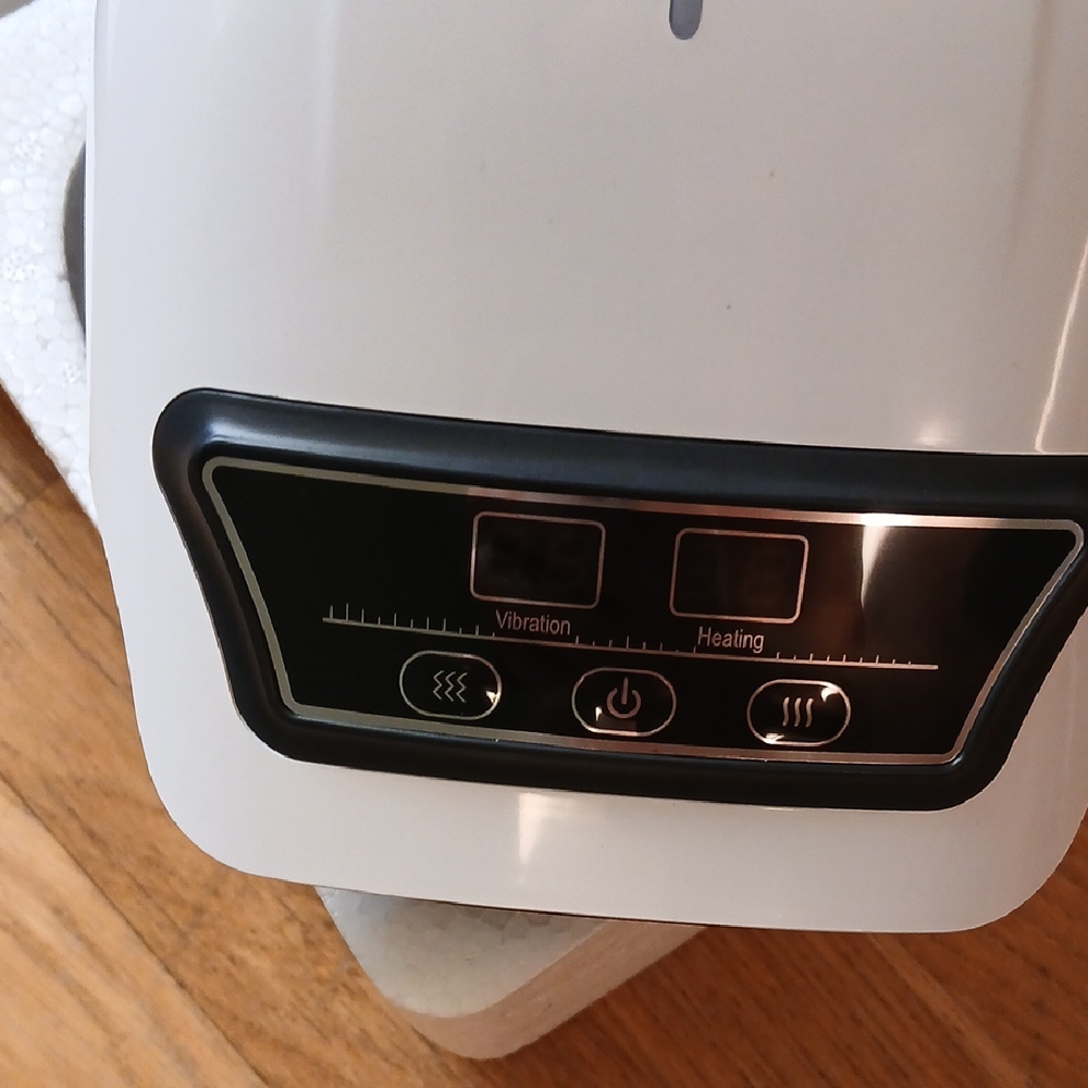 Compact Knee Massager in White - Picture 3 of 11